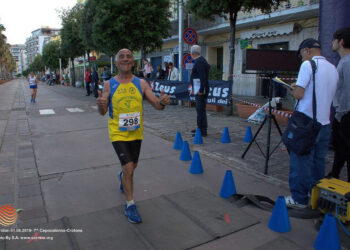 Il veterano Antonio Ferraro della “Ciròrunner Arasarasa” sul podio alla 7^ edizione della “Capocolonna – Crotone”